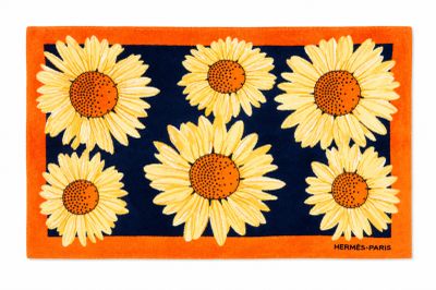 un tapis orange et bleu orné de tournesols