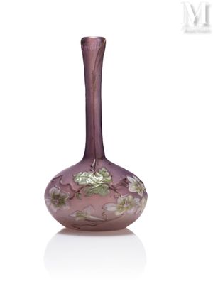 un vase en verre violet orné d'un motif floral