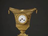 une horloge en or posée sur une table