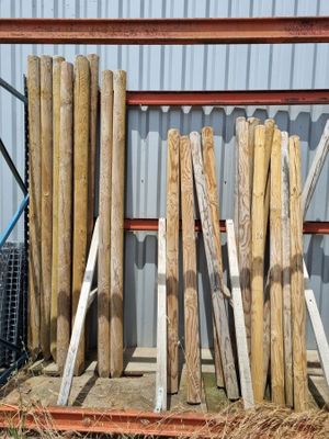 de nombreuses planches de bois empilées les unes sur les autres