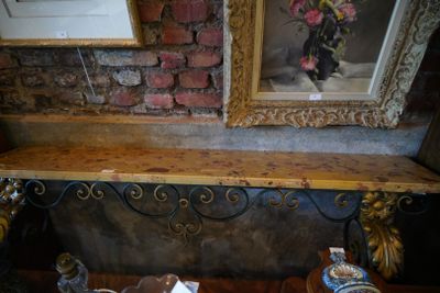 Console en métal laqué vert et doré, la ceinture ajourée à d…