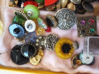 Un lot de boutons fantaisie, principalement de mode, de tout… (photo 6)