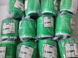 de nombreux rouleaux de cordon vert emballés dans des sacs en plastique