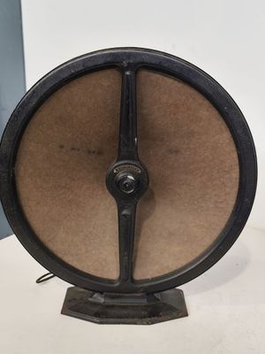 une horloge posée sur une table dans une pièce