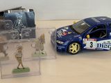 une petite voiture et une figurine dans une vitrine