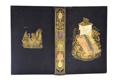 un vieux livre noir aux tranches dorées, orné d'une illustration représentant un navire