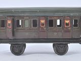 un wagon de train miniature posé sur une surface blanche