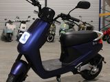 un scooter bleu garé dans un garage