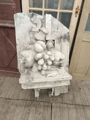 une statue représentant une chaise sur laquelle est posé un panier de fruits