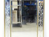 un miroir posé sur le sol devant un mur