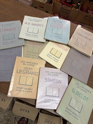 un grand nombre de livres posés sur une table