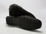 une paire de chaussures en cuir marron pour homme posées sur une surface blanche