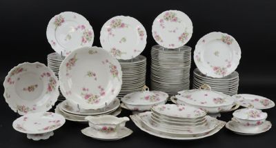 beaucoup d'assiettes empilées les unes sur les autres sur une table