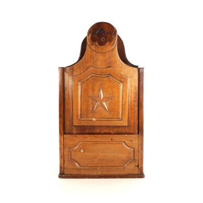 Boîte à sel en bois sculpté à décor en façade d'une étoile o…