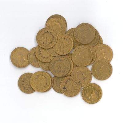 une pile de vieilles pièces de monnaie sur une surface blanche