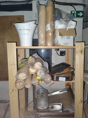 une étagère sur laquelle sont disposés divers objets