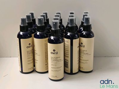 six flacons de produits de soin pour les cheveux « Avril » posés sur une table