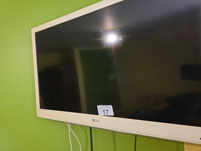 un téléviseur à écran plat fixé au mur d'une pièce