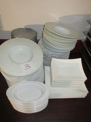 beaucoup d'assiettes et de bols sur la table