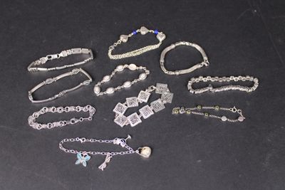 de nombreux bijoux en argent sur un fond noir