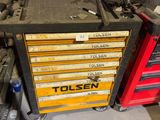 de nombreux outils posés sur une table dans un garage