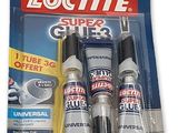 Un paquet contient deux tubes de colle forte Loctite.