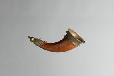 une pipe posée sur une table