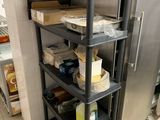une cuisine équipée d'un réfrigérateur et de plusieurs étagères