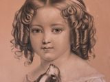 portrait d'une jeune fille tenant un chien dans ses bras