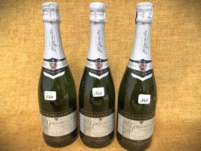 trois bouteilles de champagne posées les unes à côté des autres sur une table