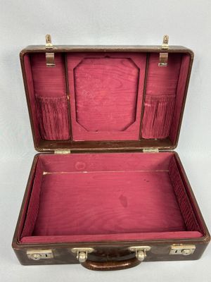 une valise ouverte posée sur une surface blanche