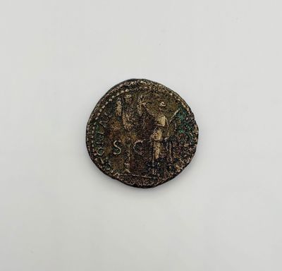 une vieille pièce de monnaie sur laquelle figure un homme, sur un fond blanc