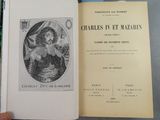 une personne tenant un livre ouvert sur une table
