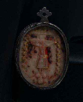Reliquaire en cire polychrome représentant le Christ sur le …