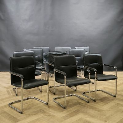 six fauteuils en cuir noir alignés sur un parquet