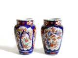 deux vases posés côte à côte sur une surface blanche