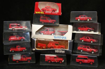 six petites voitures rouges dans une vitrine sur fond noir