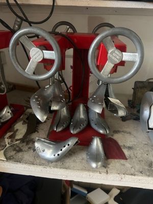 une table sur laquelle sont posés plusieurs outils