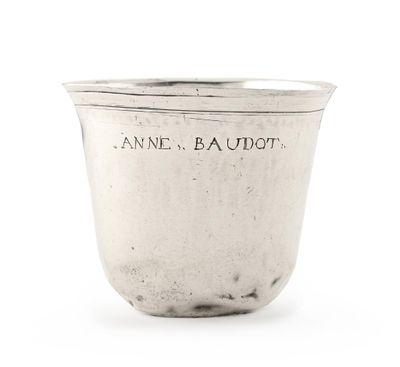 une coupe ancienne en argent portant une inscription sur le côté