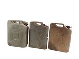 trois jerrycans sont alignés les uns à côté des autres sur une surface blanche