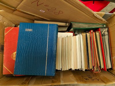 Gros volume de timbres en enveloppes et classeurs