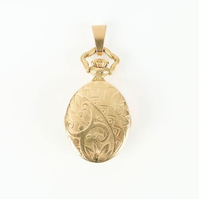Montre pendentif en or gravé ovale, le mouvement à quartz (n…
