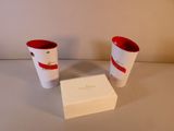 deux tasses et une boîte posées sur une table
