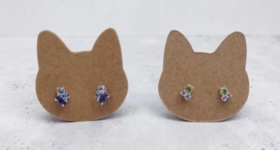 une paire de boucles d'oreilles en forme de chat ornées de cristaux multicolores