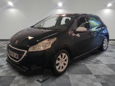une voiture noire est garée sur le sol en damier d'un garage