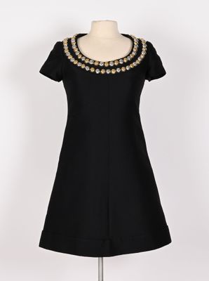 une robe noire avec des perles et des perles sur le cou