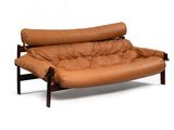 Canapé-lit en cuir marron avec pieds et accoudoirs en bois, sur fond blanc