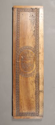 une plaque en bois accrochée au mur sur laquelle figure une image