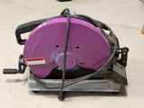 une machine violette posée sur une table