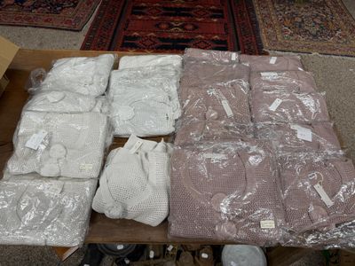 de nombreux sacs de vêtements posés sur une table dans une pièce